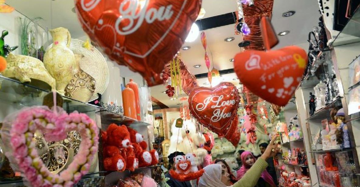 دار الافتاء المصرية: لا مانع للاحتفال بعيد الحب