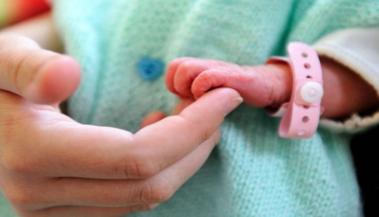 “موت الرضع على غفلة”.. دراسة جديدة حددات سبب محتمل