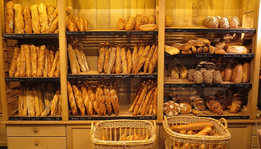 أرباب المخابز يهدّدون بتحرير ثمن الخبز ويشتكون من ارتفاع أسعار المواد الأساسية