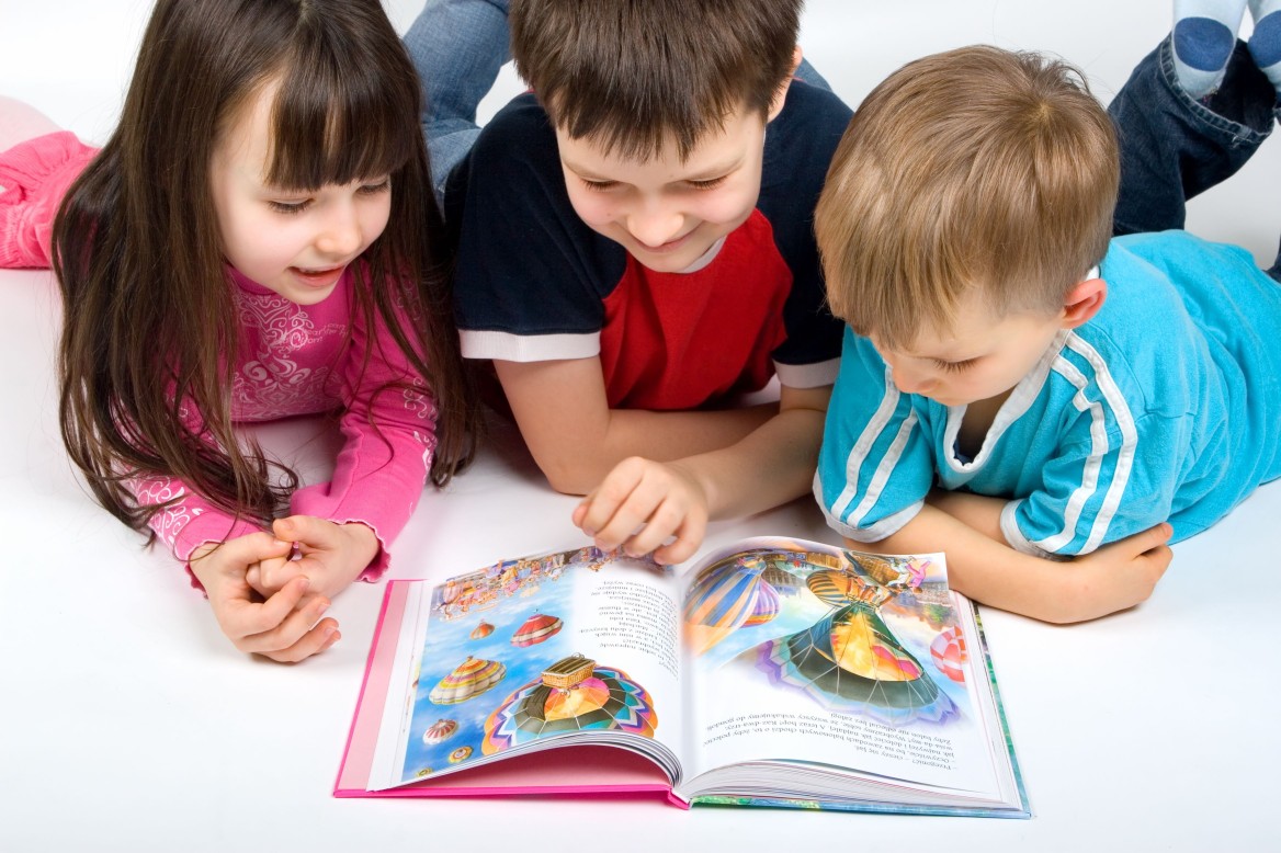 تعزز ذكاءه وتحسن صحته العقلية .. كيف تجعل طفلك يحب القراءة؟