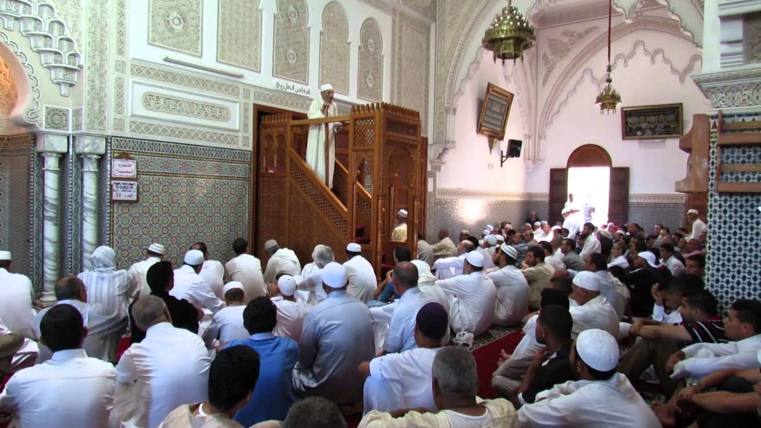 مواطن يصعد إلى المنبر ويمنع الإمام من إلقاء خطبة الجمعة بمسجد في مراكش (فيديو)
