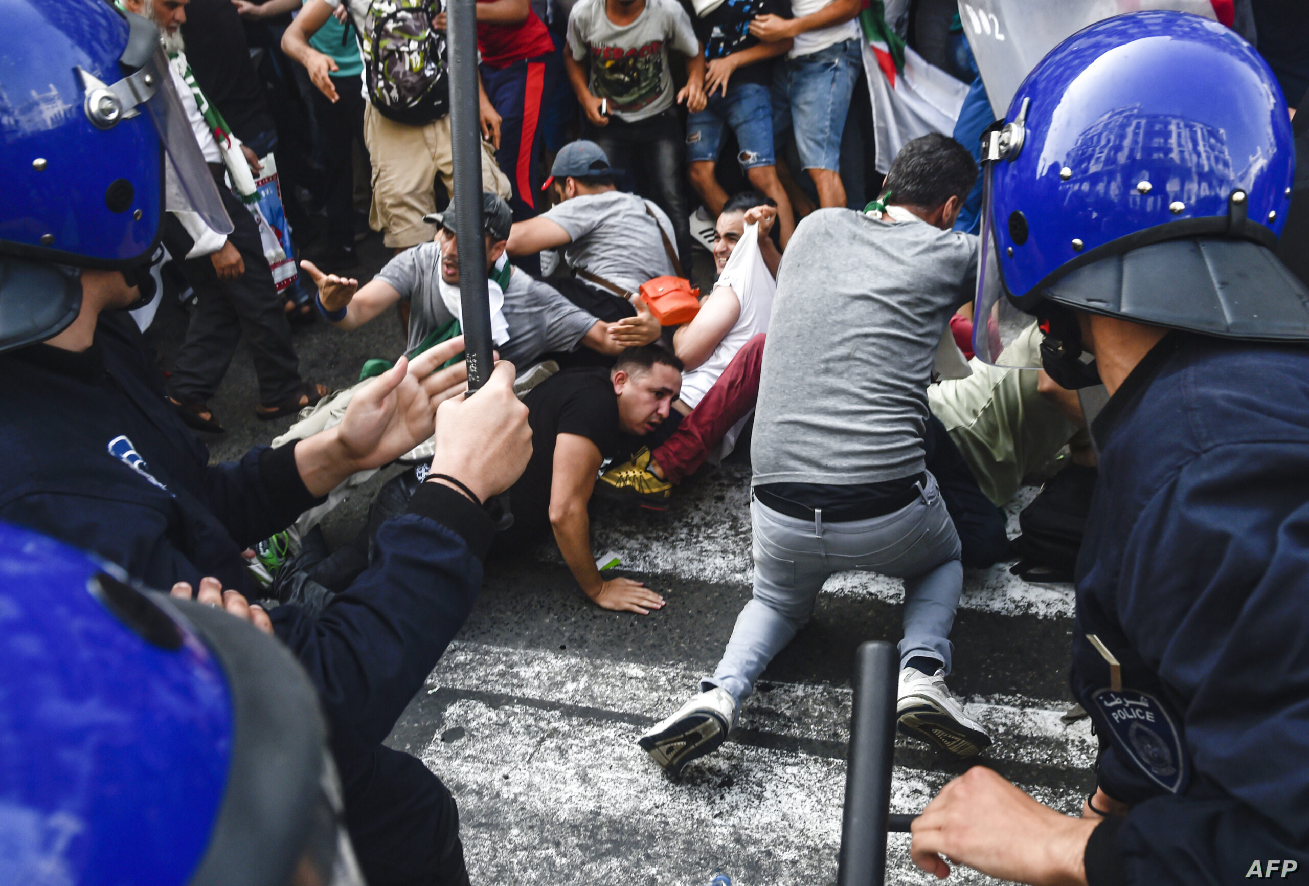 صحيفة إيطالية: حقوقيون يطلقون “صرخة إنذار” في مواجهة “القمع المتزايد” للحراك بالجزائر