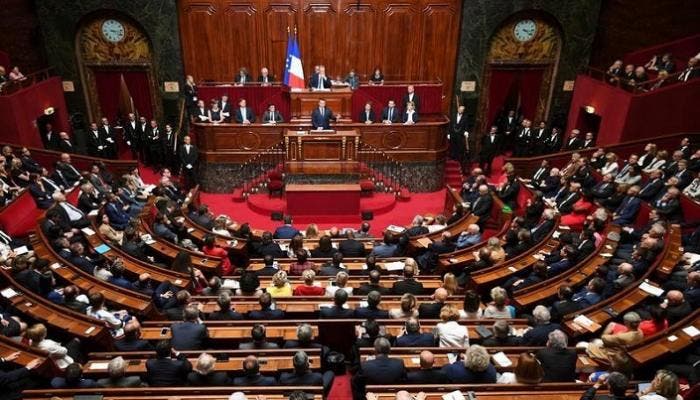 البرلمان الفرنسي يعتمد بشكل نهائي مشروع قانون “تعويض” الحركيين الجزائريين