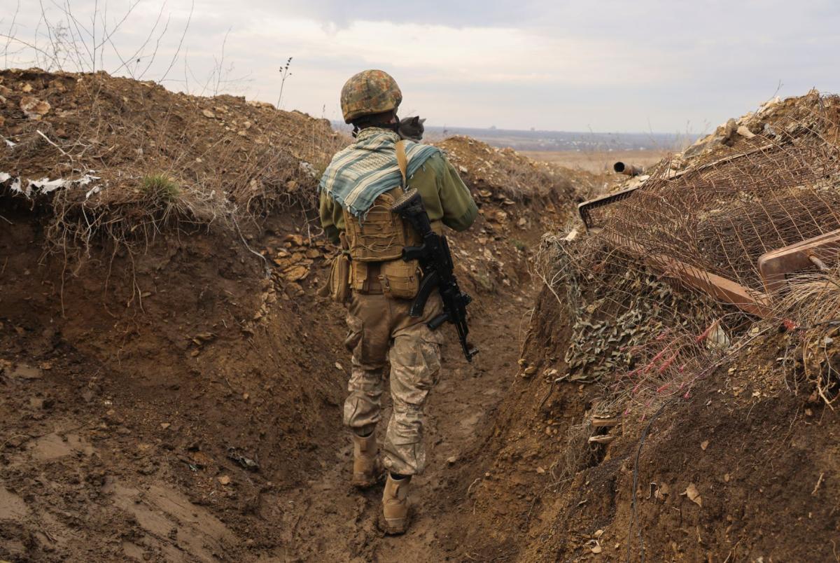 الكرملين يؤكد بدء سحب بعض قواته من الحدود الأوكرانية