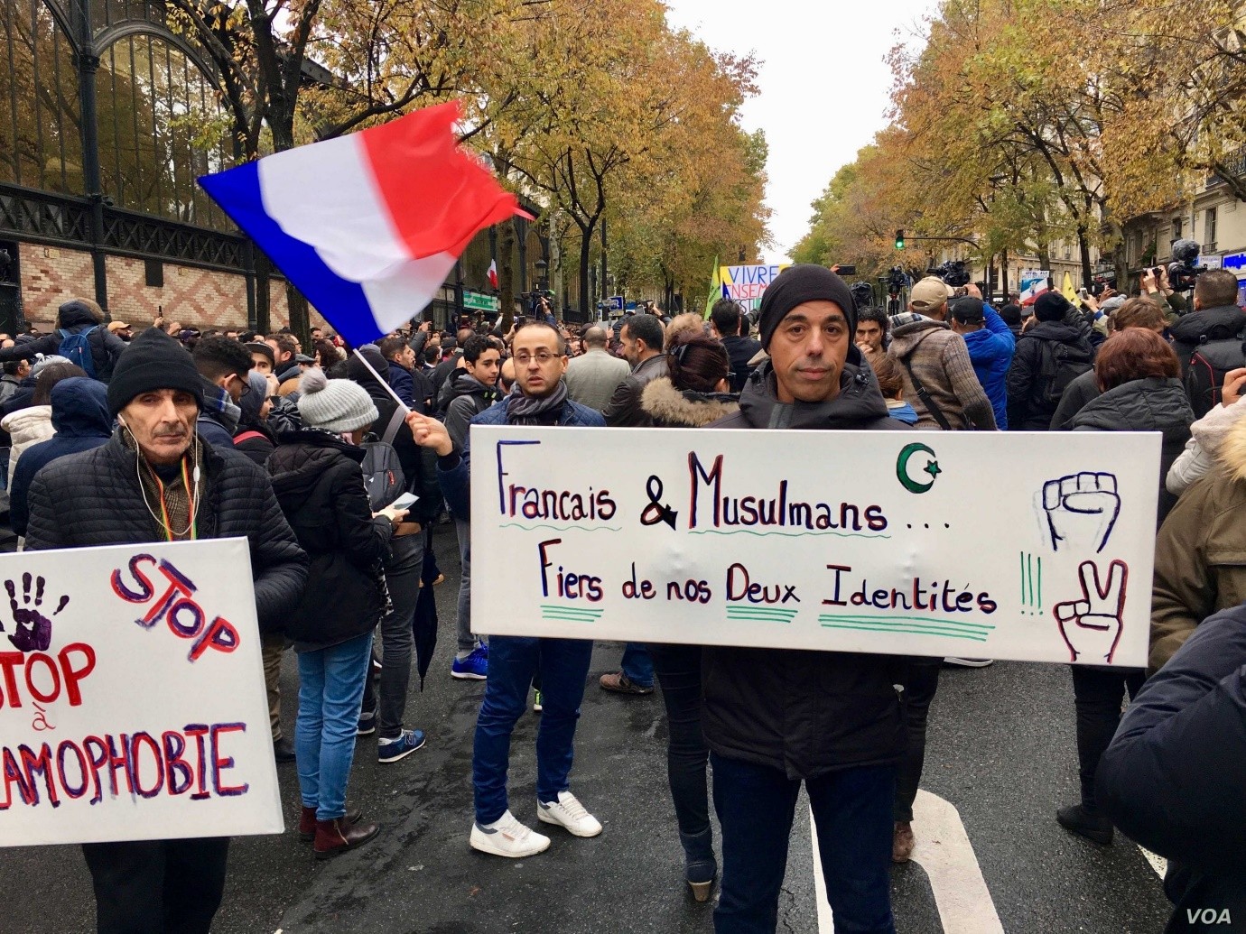 مسلمون يتركون فرنسا خوفا من العنصرية ودعوات الكراهية