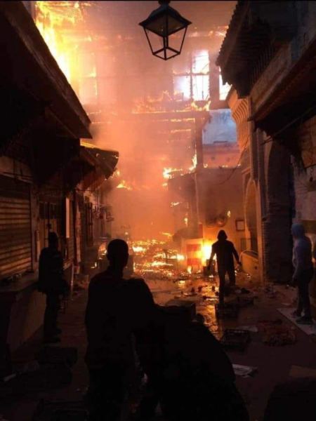 حريق مهول يلتهم سوقا بالمدينة العتيقة لفاس (فيديو)