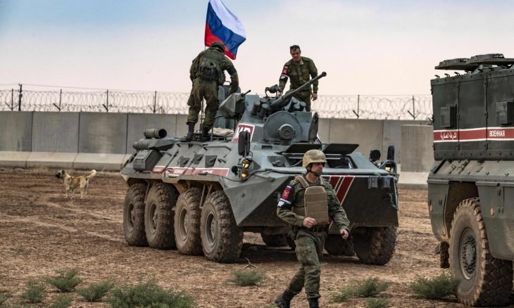 روسيا تعلن عودة جزء من قواتها المنتشرة قرب الحدود مع أوكرانيا إلى ثكناتها