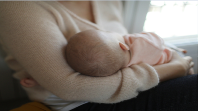 دراسة: تطعيم الحوامل ضد كورونا قد يقي الرضّع