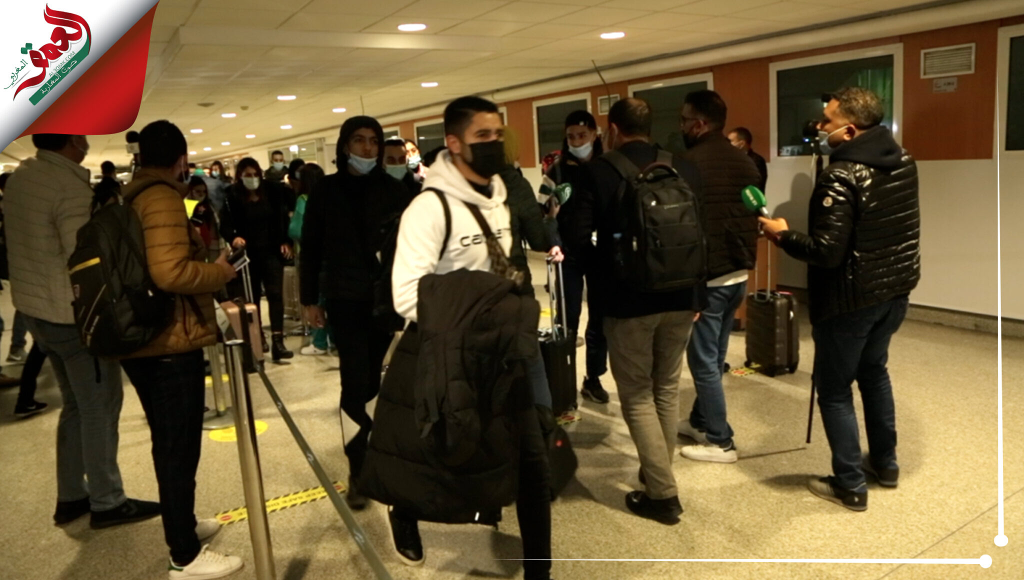 طلبة مغاربة بأوكرانيا يصلون مطار البيضاء ويكشفون تفاصيل الهروب من رعب الغزو الروسي (فيديو)