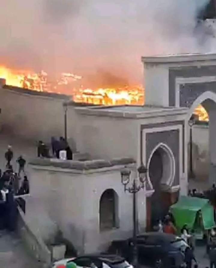 حريق مهول يلتهم دكاكين سوق الرصيف بفاس (صور)