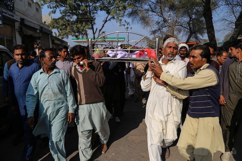 حشد غاضب يرجم رجلا حتى الموت في باكستان