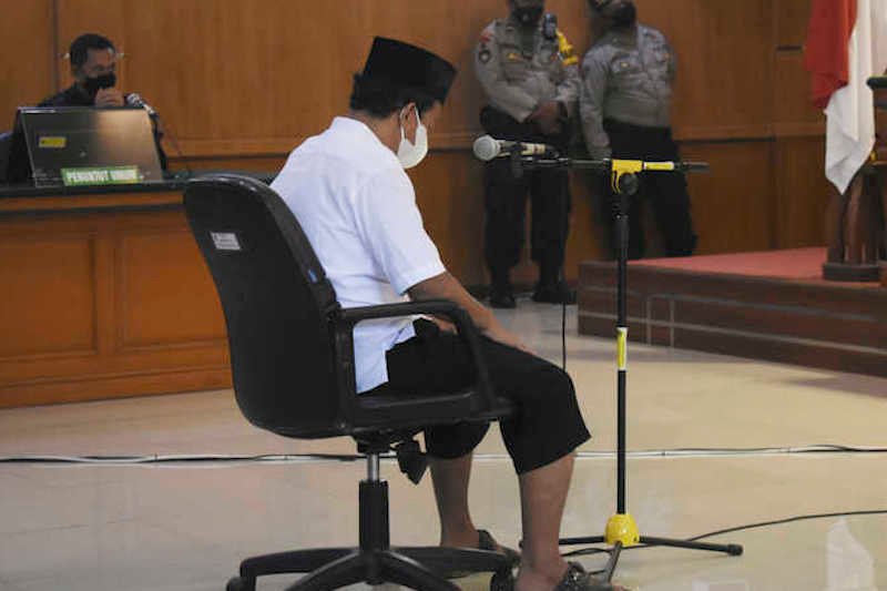 السجن مدى الحياة لمعلم بإندونيسيا اغتصب 13 تلميذة