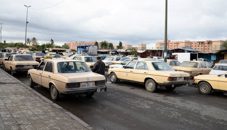 نقابة لسيارات الأجرة بالمغرب تلمح إلى زيادة في تسعيرة النقل جراء ارتفاع أسعار المحروقات