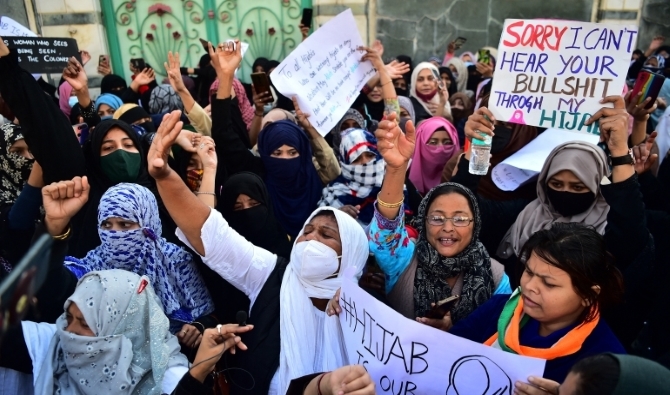 إجبار فتيات بالهند على خلع الحجاب.. وولاية تعيد فتح بعض المدارس بعد مظاهرات