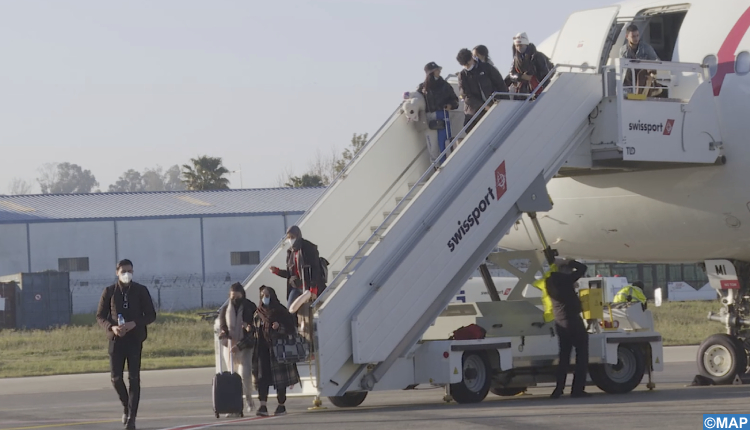 وصول طائرة تقل طلبة مغاربة بأوكرانيا إلى طنجة
