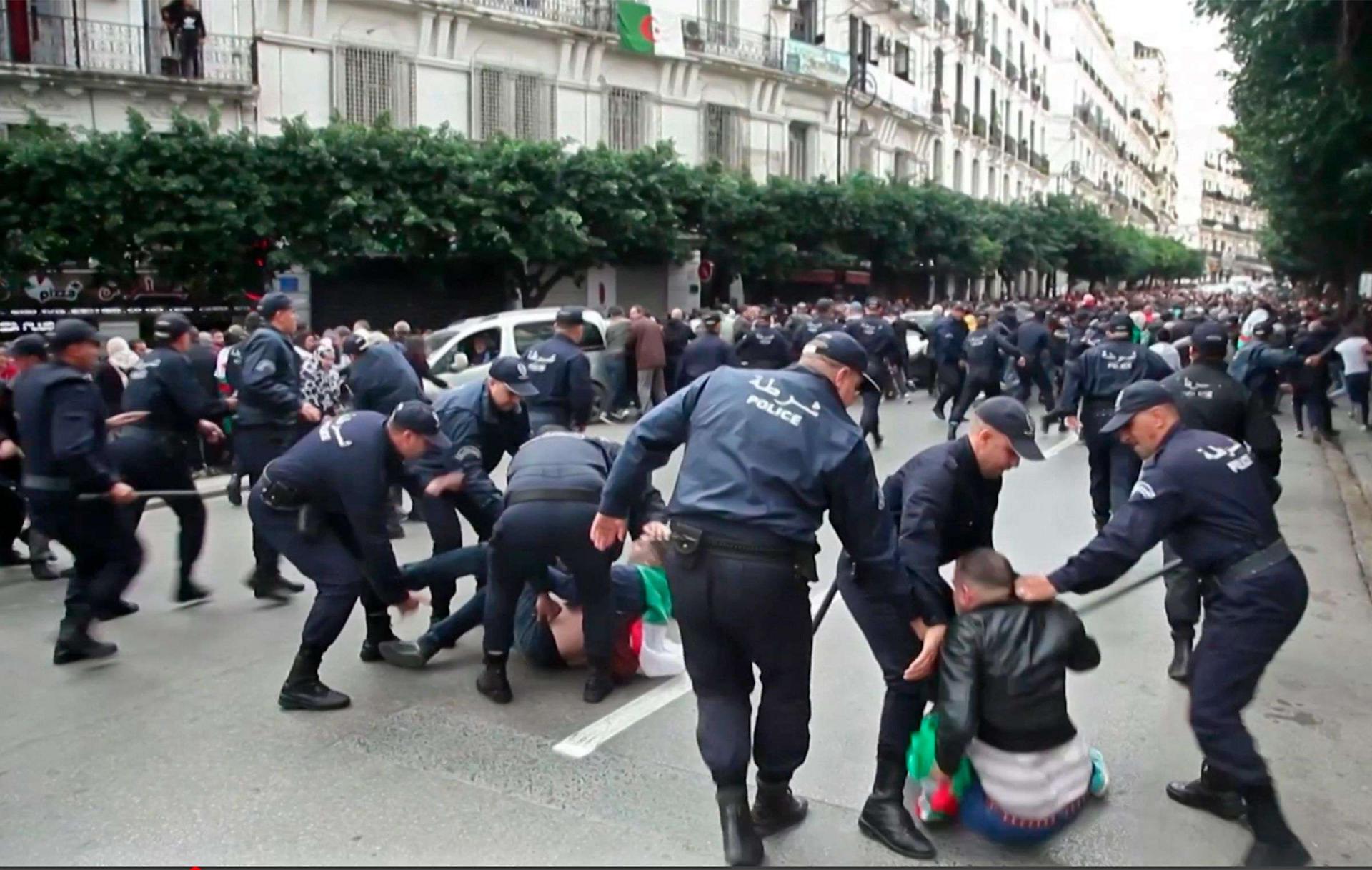 منظمة العفو الدولية تدعو السلطات الجزائرية إلى “وقف القمع”