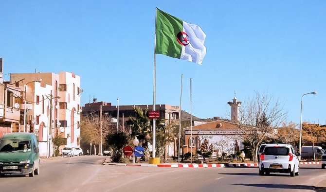 مُصادقةُ الجزائرِ على إنشاءِ طريقٍ رابطٍ بين تندوف والزويرات.. جريدةٌ موريتانيةٌ تكشفُ المستور