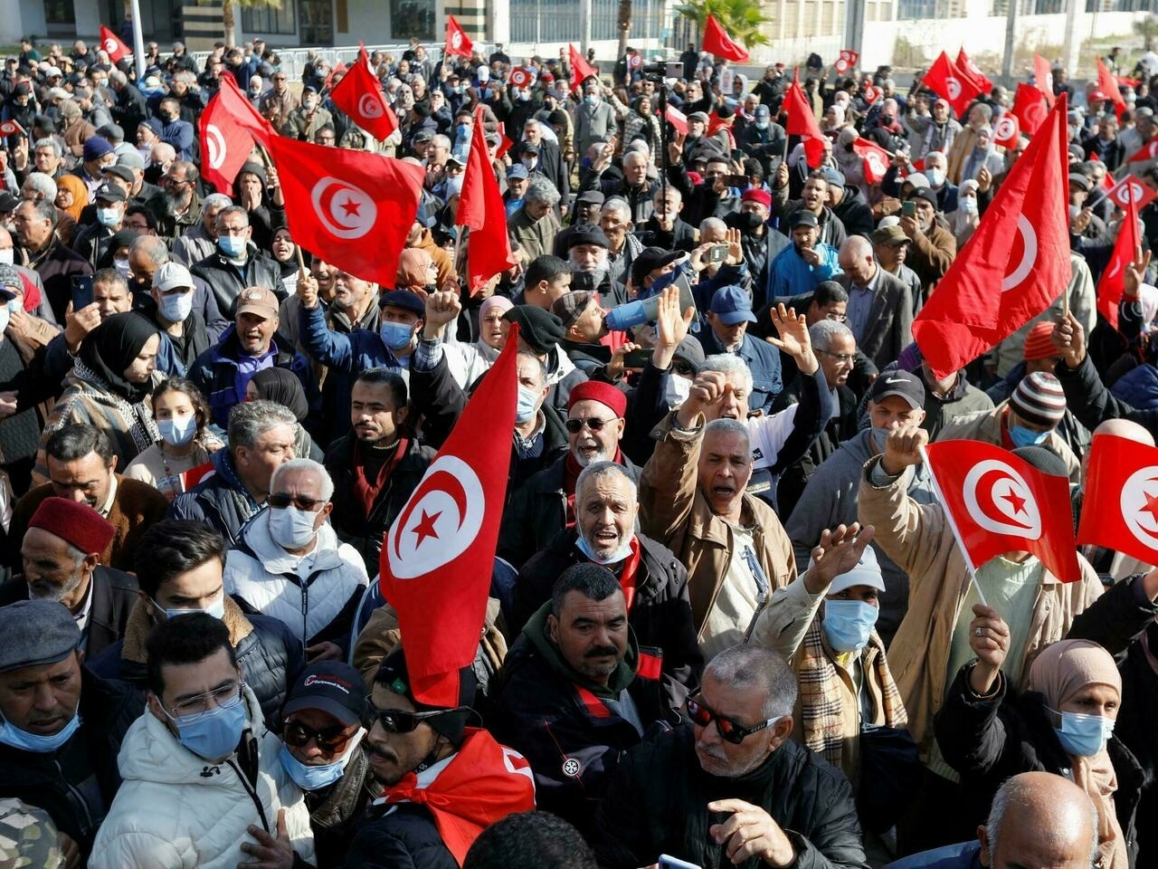 تونسيون يتظاهرون احتجاجا على توسيع سعيد صلاحياته على حساب القضاء