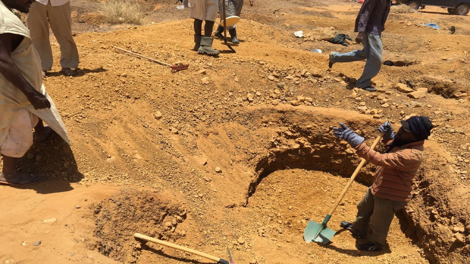 بعد 4 أيام تحت الأرض.. انتشال منقب موريتاني على قيد الحياة