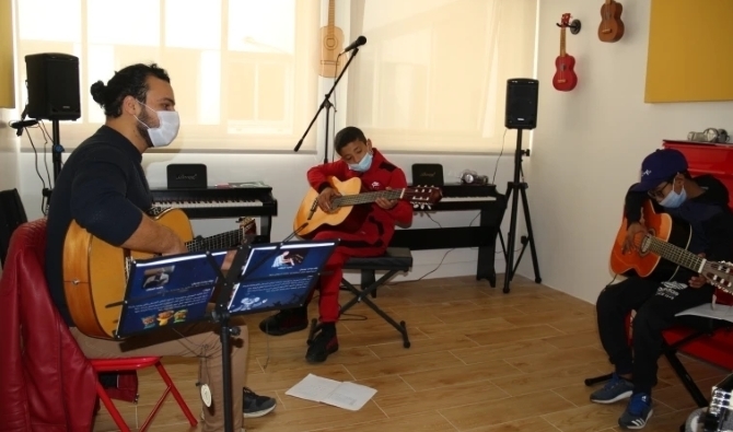 العلاج بالموسيقى.. تجربة فريدة من نوعها تجد طريقها للنجاح في مستشفى مغربي