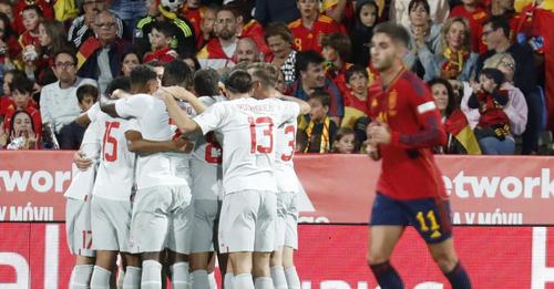سويسرا تلحق هزيمة قاسية بمنتخب إسبانيا على أرضه في دوري العصبة الأوربية