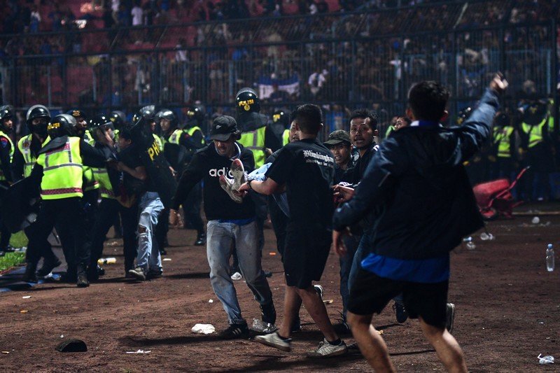 مقتل 174 شخصا في تدافع عقب مباراة كرة القدم بإندونيسيا