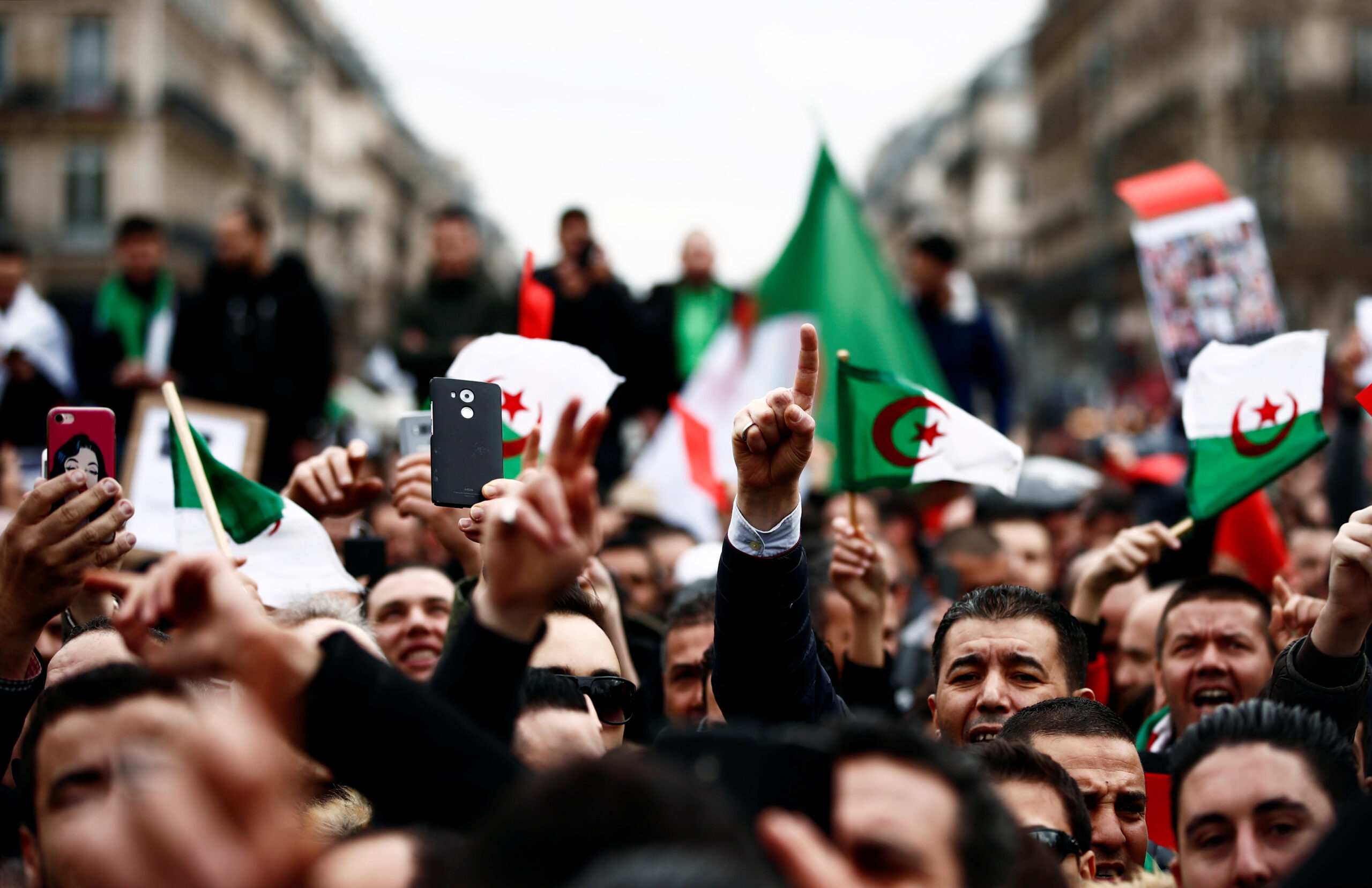 المعارضة الجزائرية تندد بمناخ “الترهيب” الذي يخيم على الأحزاب السياسية