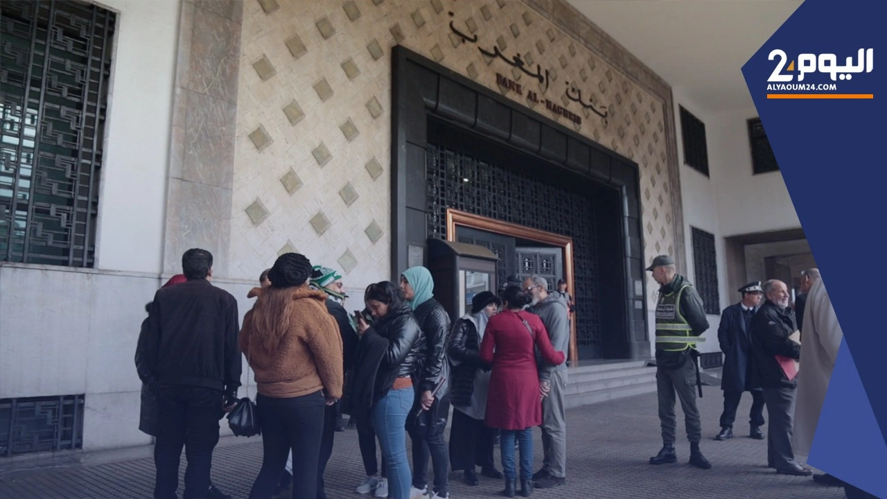 مكفوفون يحتجون أمام بنك المغرب ضد “التمييز” بالدار البيضاء (+فيديو)