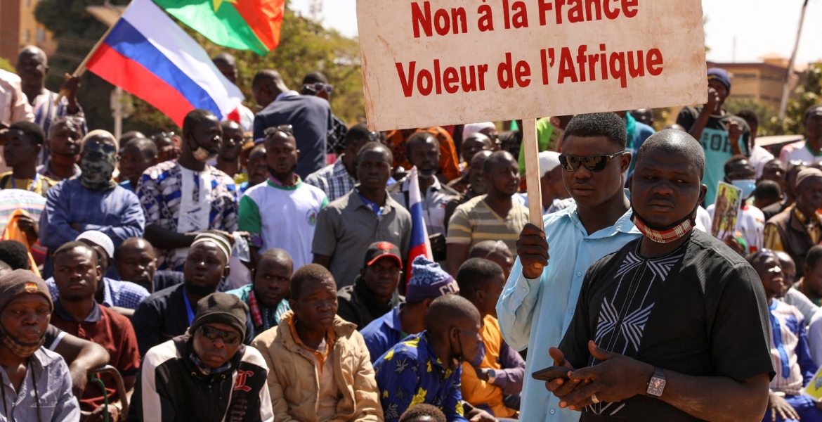 فرنسا مكروهة فافريقيا. بوركينافاسو جرات على جيشها وسكانها فرحانين