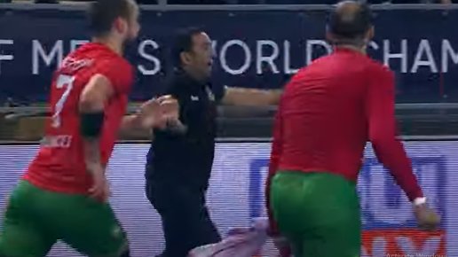 هل حصل شجار بين لاعبي المغرب والجزائر في كأس العالم لكرة اليد؟