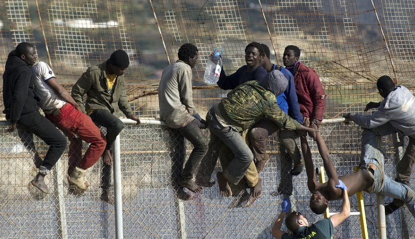 دراسة تكشف تورط الجزائر بإغراق المغرب بالمهاجرين السريين ومطالب بتشديد مراقبة الحدود