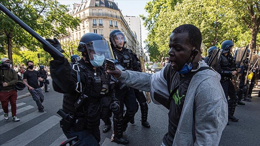جمعية فرنسية: عنف الشرطة ضد المتظاهرين يلقاه المهاجرون منذ سنوات