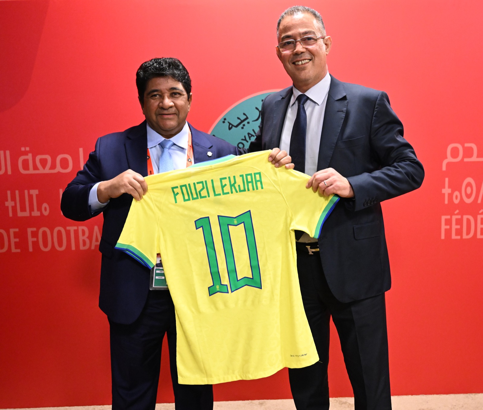 رئيس الإتحاد البرازيلي يتبادل مع فوزي لقجع قميص المنتخبين ويشيد بالعلاقات الجيدة مع الجامعة الملكية المغربية