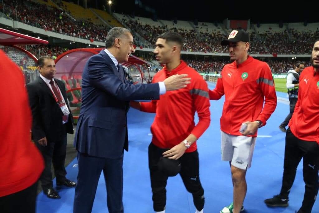 فيديو. عبد اللطيف حموشي يعانق لاعبي المنتخب الوطني المغربي
