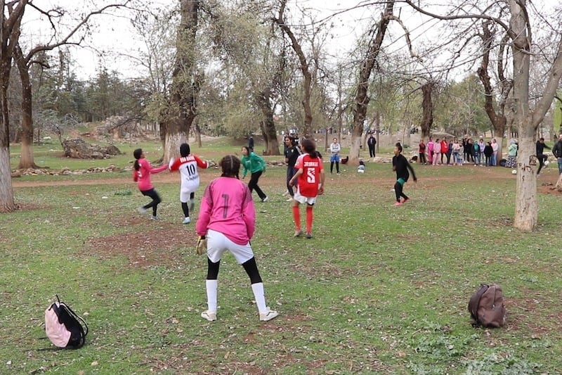 تحديات وصعوبات تعترض شغف فتيات للعبة كرة القدم في 
