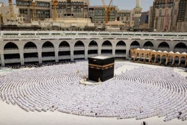 حشود كبيرة بالمسجد الحرام تؤدي أول صلاة جمعة في رمضان
