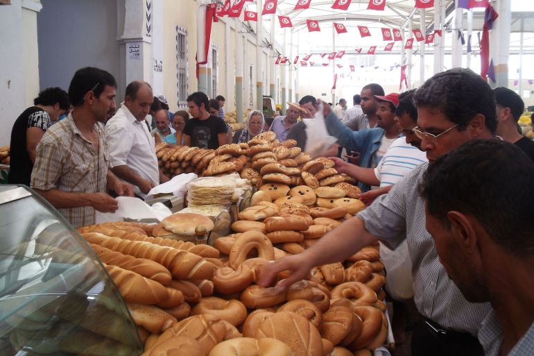 الأزمة والعجز مستمران بتونس.. وتحديات معيشية صعبة بسبب نقص الخبز والمواد الأساسية