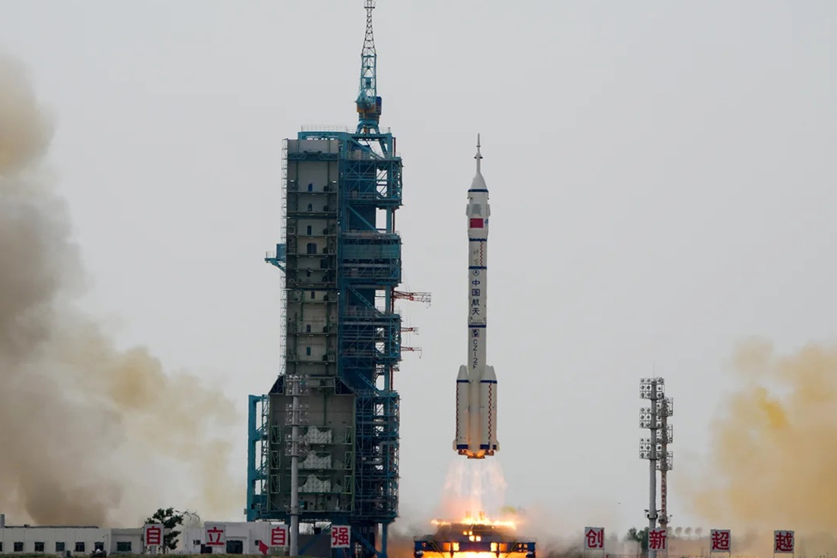 الصين تطلق سفينة الفضاء المأهولة شنتشو-16