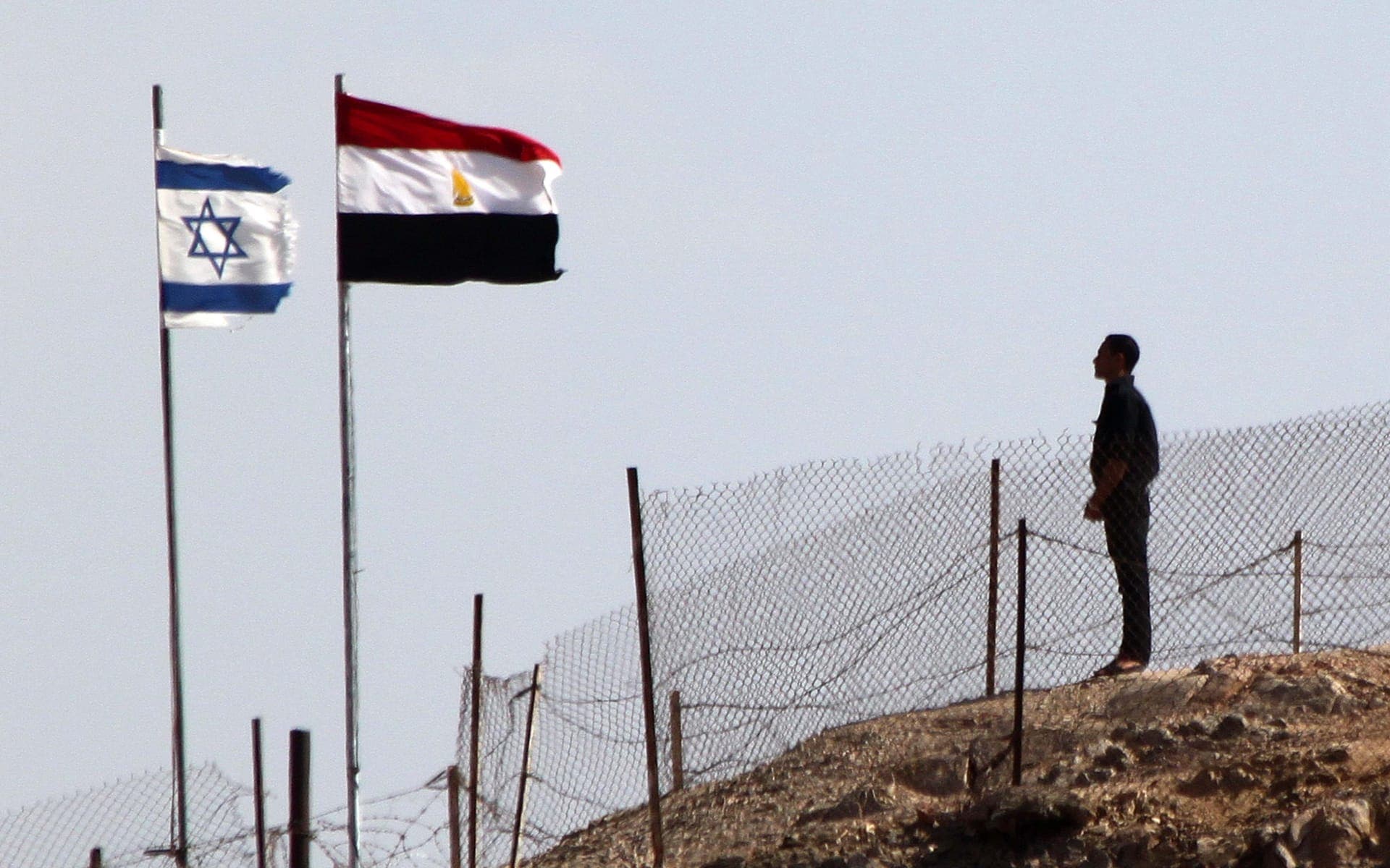 إسرائيل تطالب مصر بـ”تحقيق شامل مشترك” في مقتل ثلاثة من جنودها