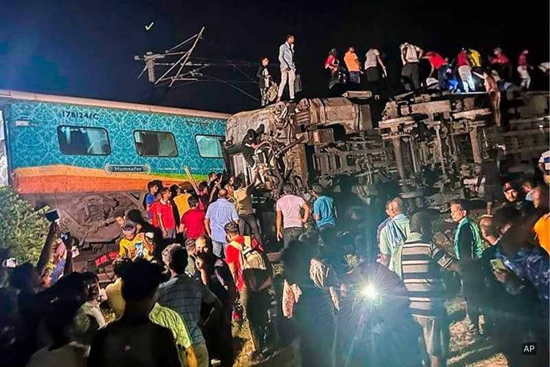 حصيلة ضحايا اصطدام القطارات في الهند ترتفع إلى 80 قتيلا و850 جريحا