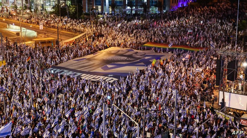 للأسبوع الـ22 على التوالي.. عشرات الآلاف ديال المتظاهرين الإسرائيليين كيحتجون ف تل أبيب على الإصلاح القضائي