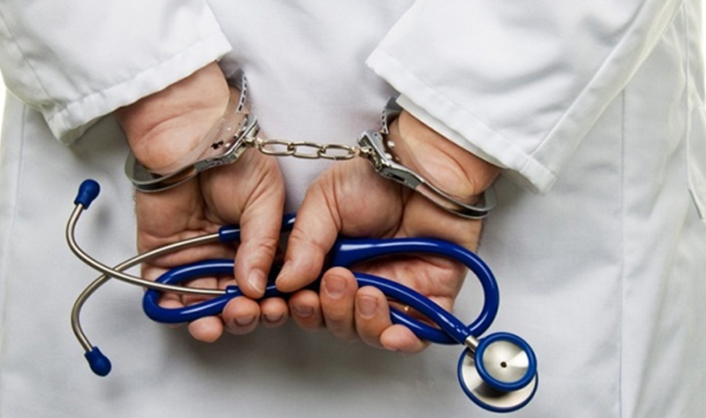 توقيف طبيبين بالبيضاء متورطان في إصدار شهادات “وهمية”
