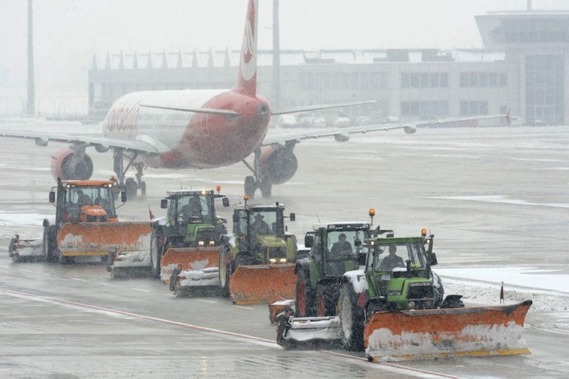الثلوج تعطل حركة الطيران بمطار ميونخ